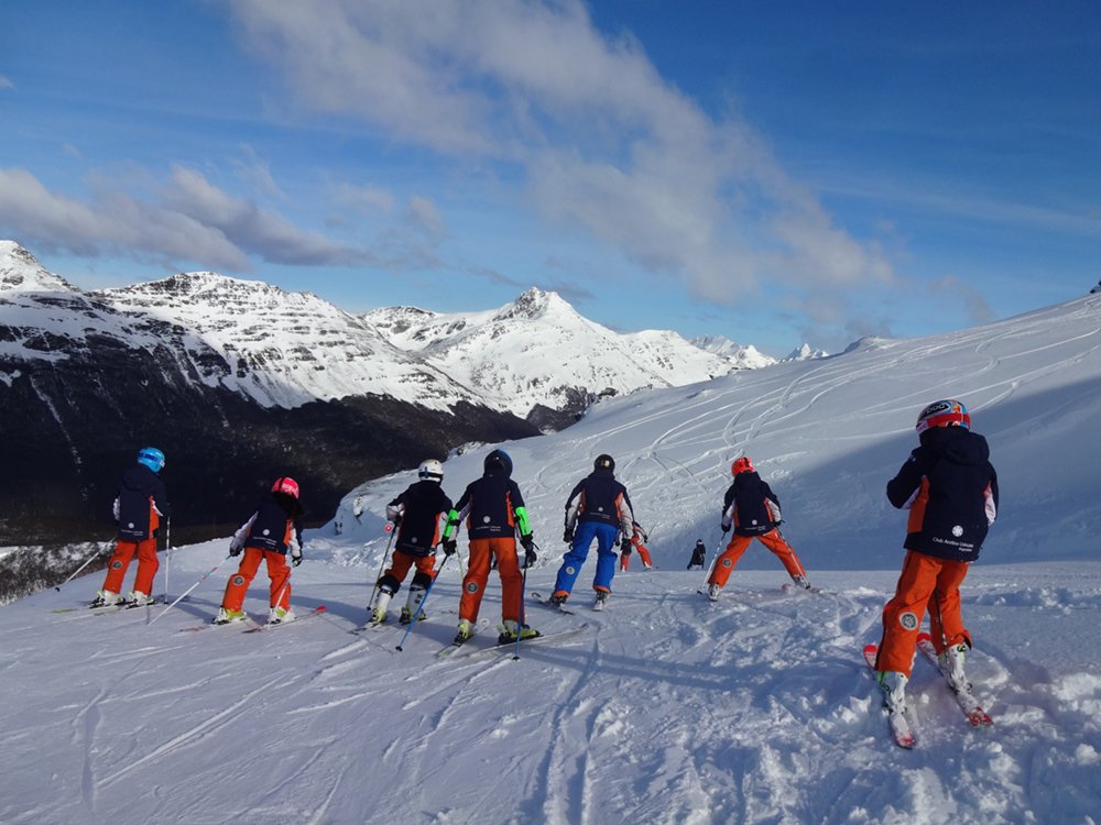 La cantera de los futuros esquiadores olímpicos de Argentina en acción