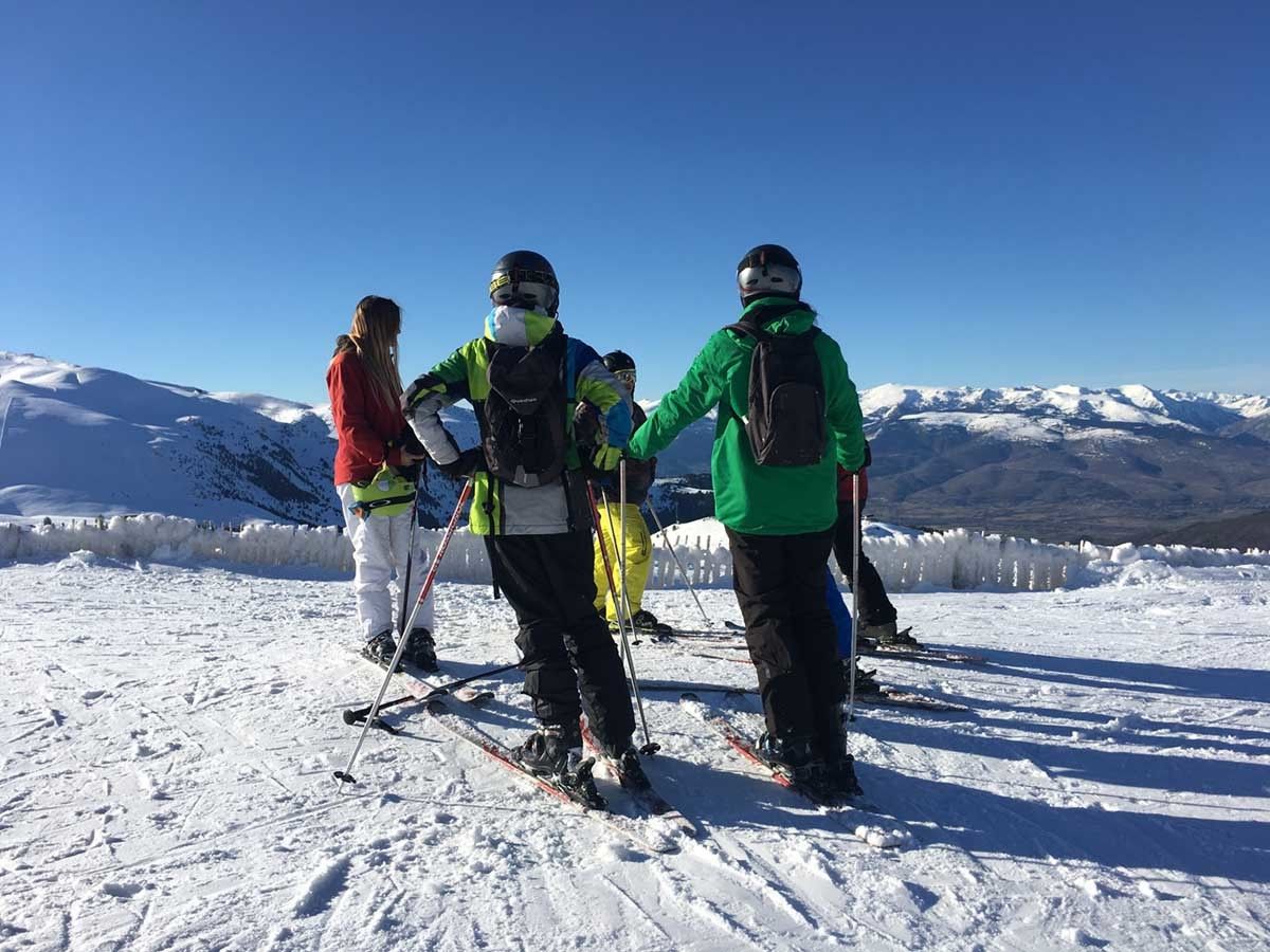 Grupo de esquiadores conversando (Foto: IST).