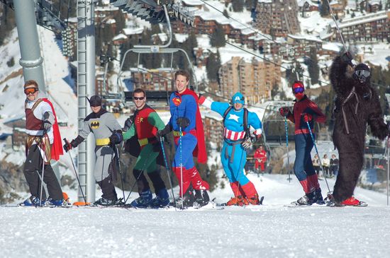 Superheroes esquiando