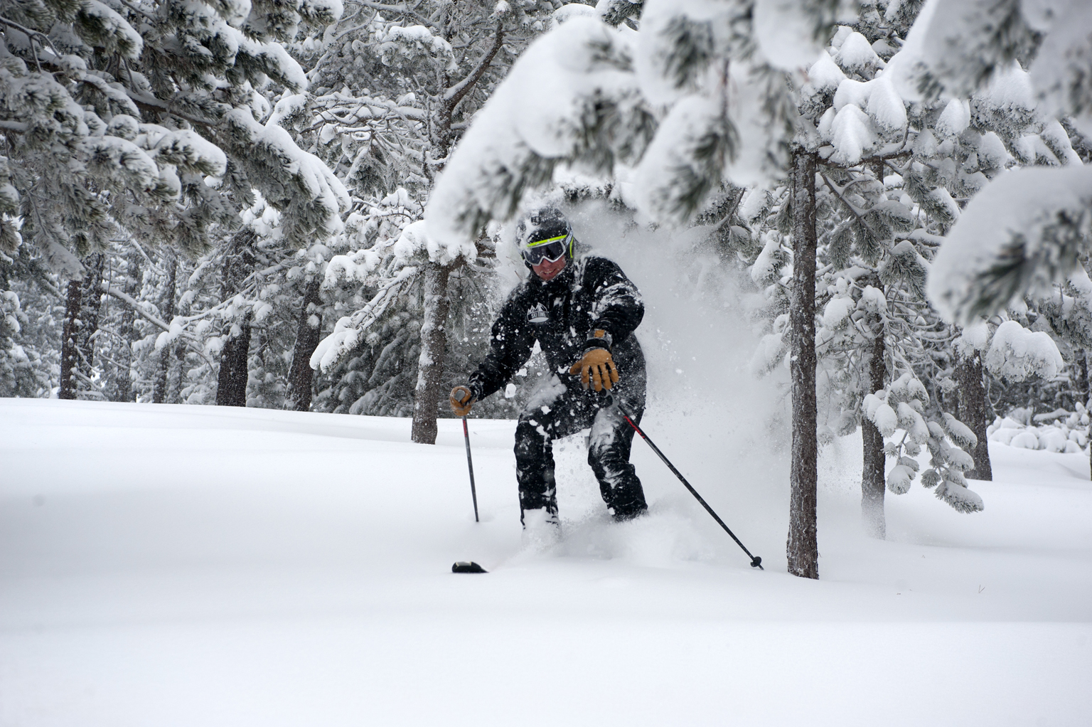 Esquiada en powder con esquis de pista. Última nevada de temporada 2014-2015.