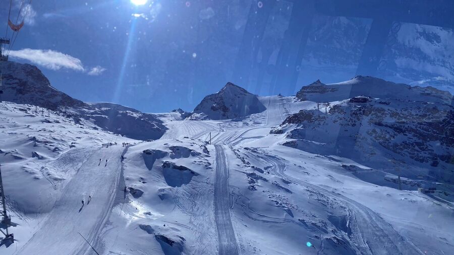 Ya en el glaciar dentro del nuevo 3S, la zona es bastante llana, pero con muchas posibilidades de fuera pistas que bajan hasta Frugg por detrás. 