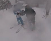 A puñetazos entre un esquiador y un snowboarder