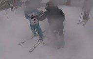 A puñetazos entre un esquiador y un snowboarder