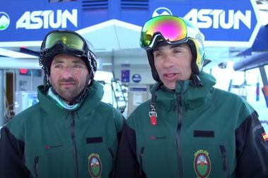 Doble récord del mundo en la estación de esquí de Astún... y vestido de Guardia Civil!