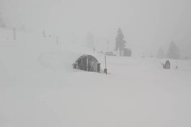 Palisades Tahoe Ski Area queda enterrada literalmente bajo la nieve