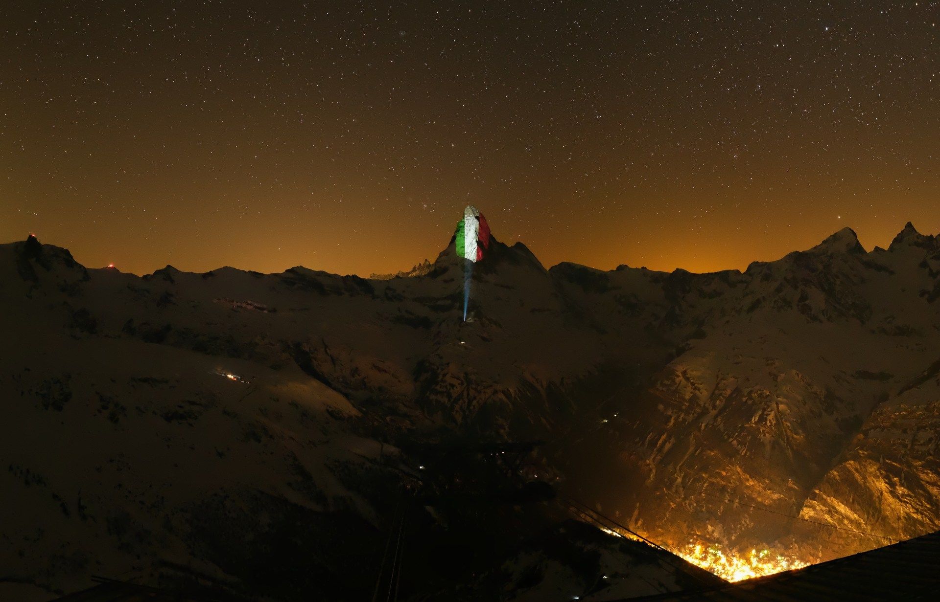 El Matterhorn se ilumina cada noche como signo de esperanza
