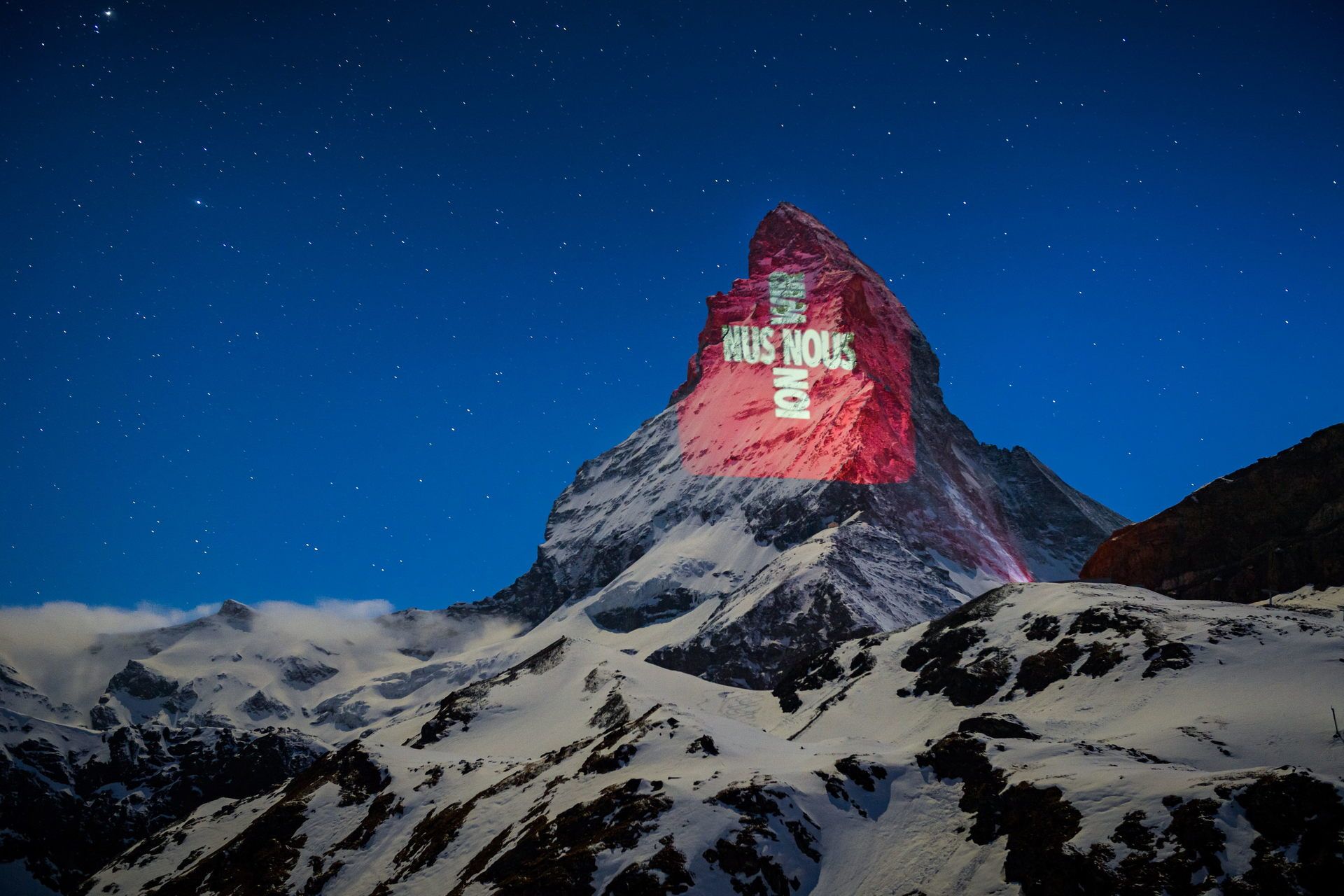 El Matterhorn se ilumina cada noche como signo de esperanza