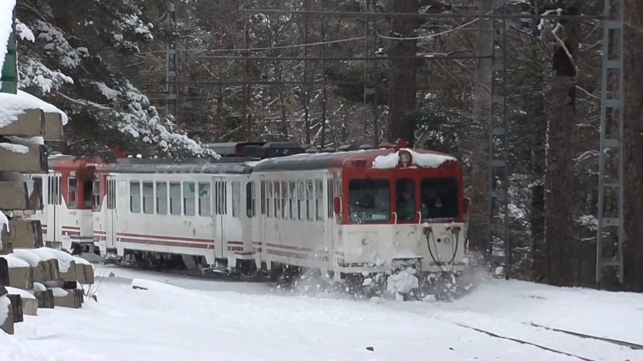 Tren de Cercedilla circulando con nieve