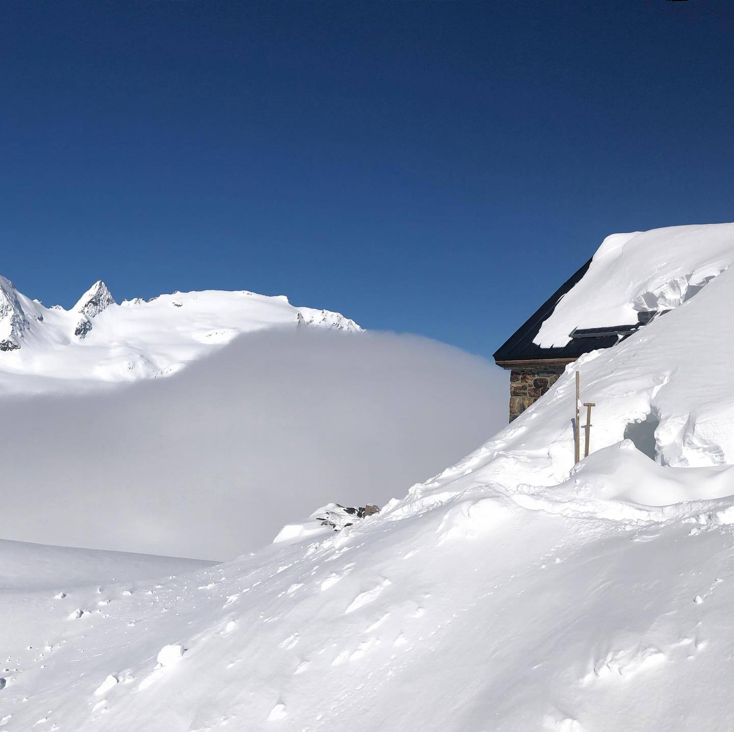 La cabaña enterrada en la nieve por las nevadas.