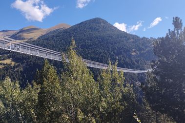 El puente tibetano de Canillo se revela como el éxito del verano en Andorra