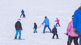 Enseñando a esquiar a un niño