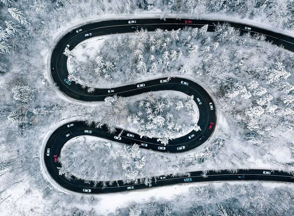 carretera nevada con curvas