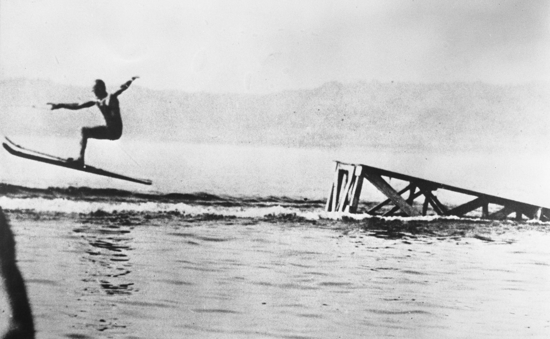 Il y a 100 ans, un skieur du nom de Ralph Samuelson a inventé le ski nautique.