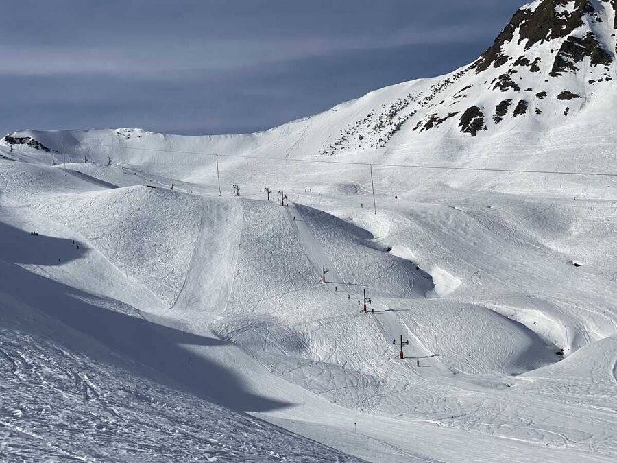 Esquiando por el sector de Izas y Escarra (Foto: IST).