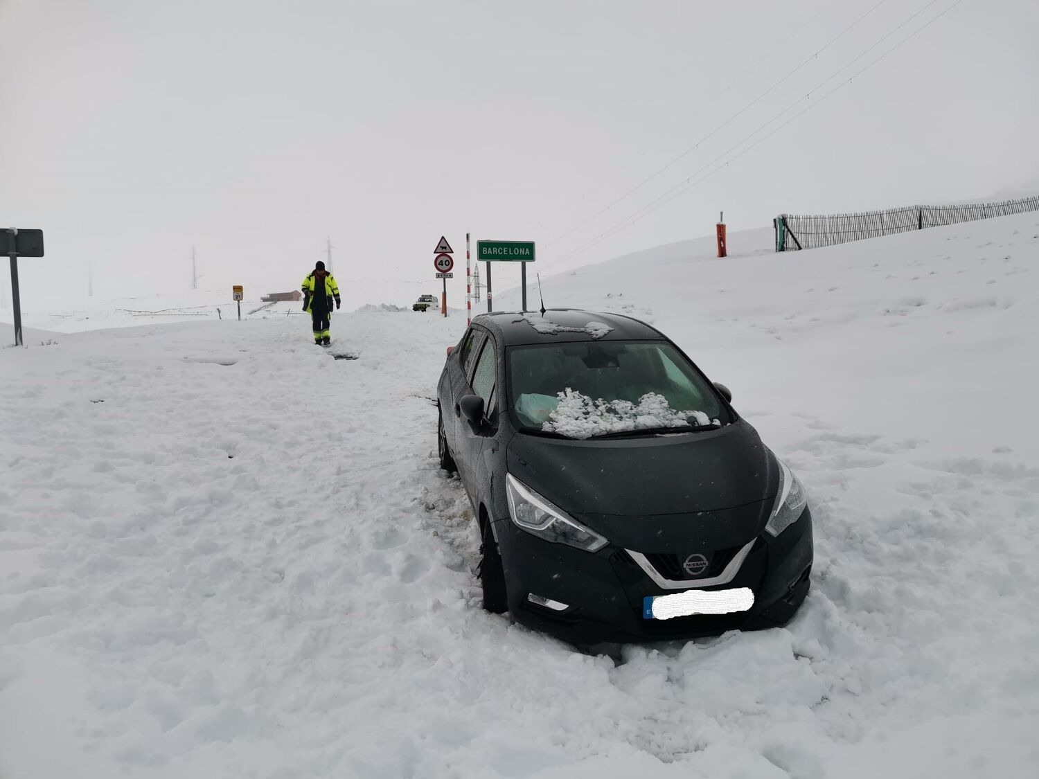 Nissan atrapado en la nieve