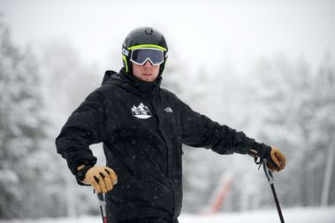 Accidente de esquí; esquiador de 52 años arrolla a...