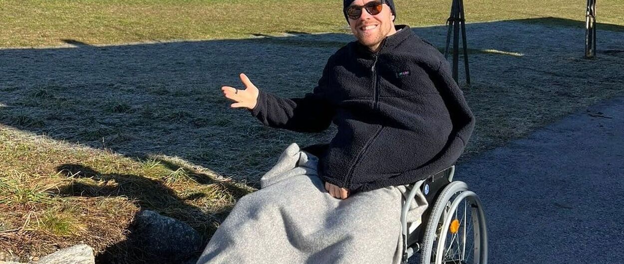 El esquiador noruego Aleksander Kilde sale en silla de ruedas del hospital