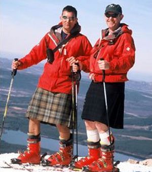 Esquiadores con falda escocesa