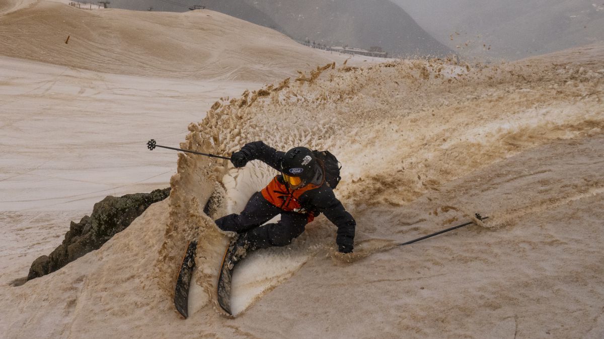 Aymar Navarro esquiando en la nieve del sáhara de Baqueira beret