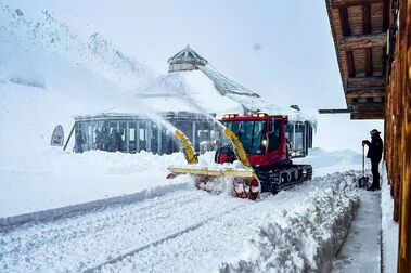 Intensas nevadas vuelven a caer sobre los Alpes y las pistas de esquí