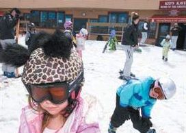Niños con casco de esquí