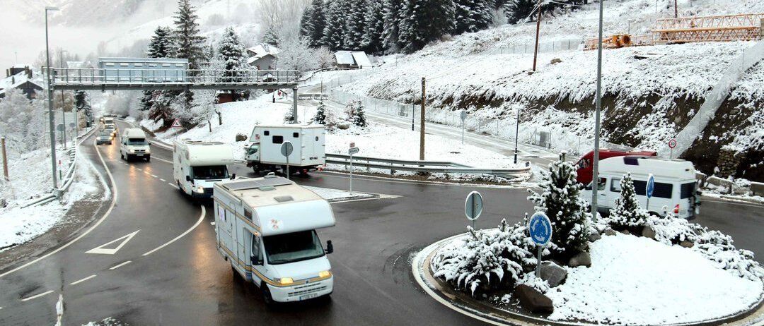 Temporeros del sector del esquí en la Val d'Aran protestan con una marcha lenta a Baqueira