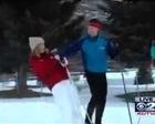 Cómica caída mientras entrevistaba a un esquiador