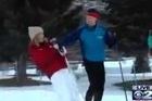 Cómica caída mientras entrevistaba a un esquiador