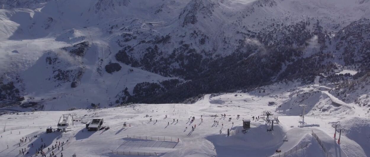 Grandvalira Resorts desde el aire tras la pequeña nevada en el Pirineo