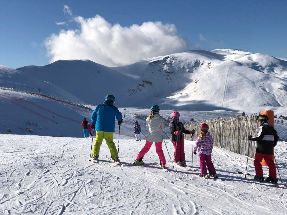 Familia esquiando en La Molina (Foto: IST).
