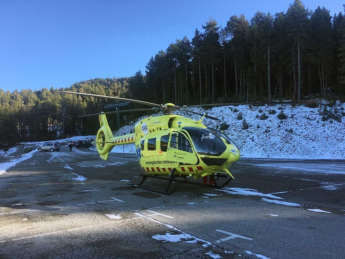 Helicóptero a la espera de evacuar un esquiador tras una colisión (Foto: IST)