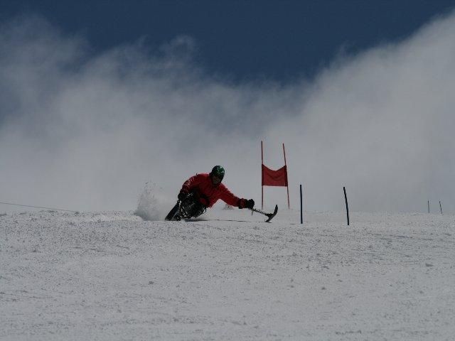 Fotografía de un esquiador en silla en un descenso