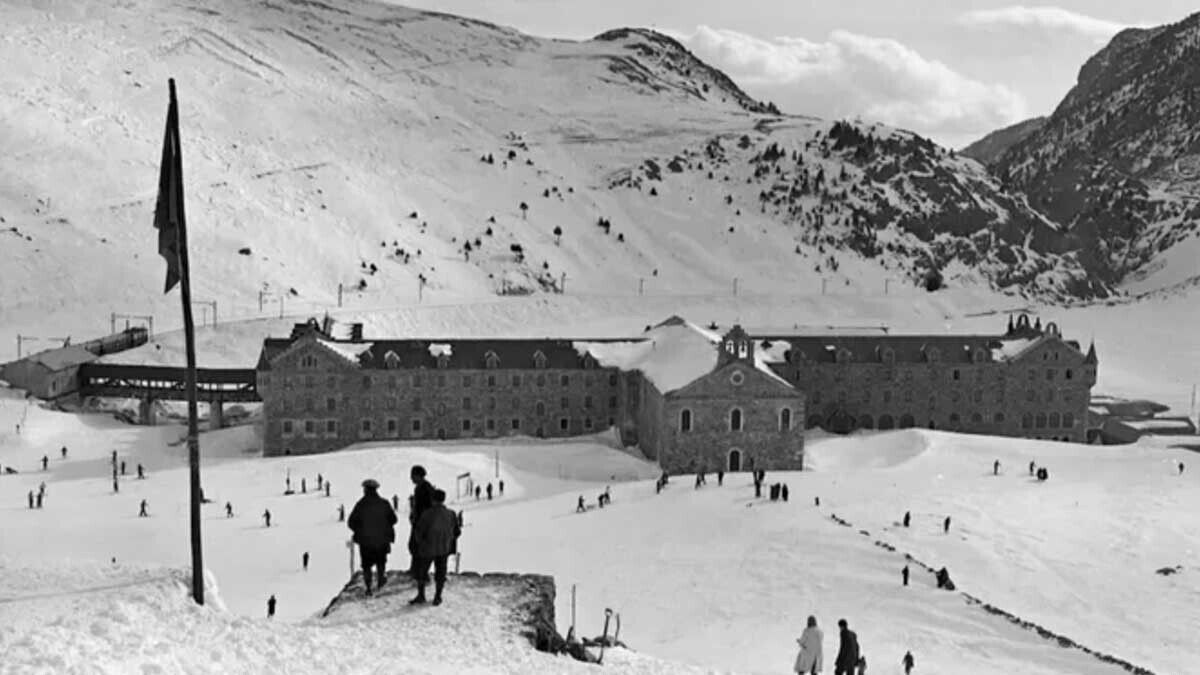 Trampolín de saltos de esqui de Vall de Núria. Fons Bert i Claret. Arxiu Nacional de Catalunya