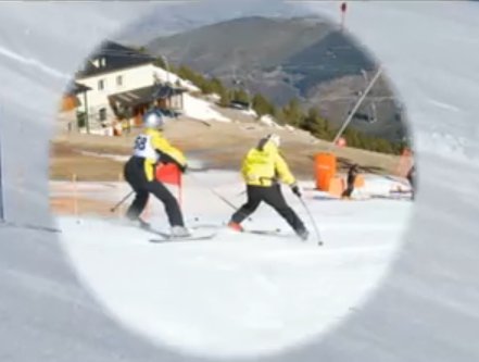 Fotografía de esquiador ciego con su guía