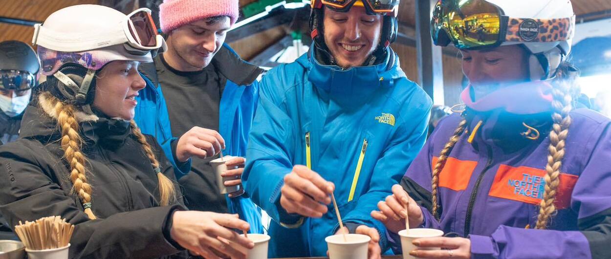 La Molina regala 5.000 cafés entre los esquiadores para promover la sostenibilidad ambiental