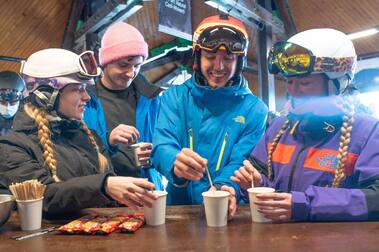 La Molina regala 5.000 cafés entre los esquiadores para promover la sostenibilidad ambiental