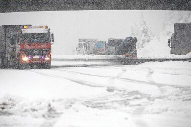 Polémica prohibición a camioneros en Austria en favor de los esquiadores