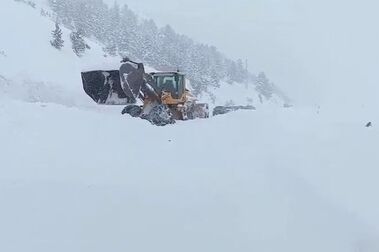 La estación de esquí de Astún queda temporalmente bloqueda por un gran alud