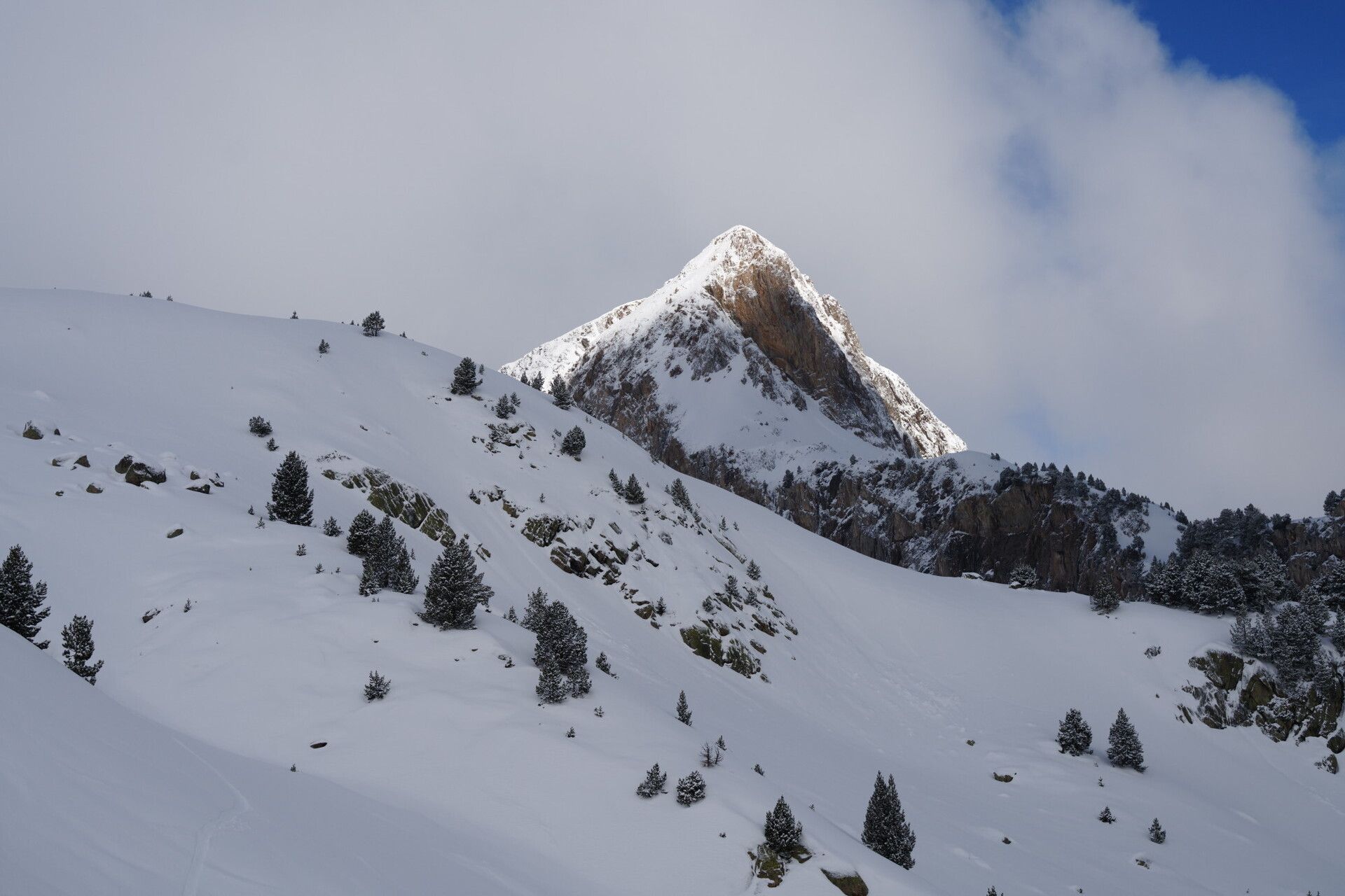 Esquiando en Pico de la Madaleta. 2 de mayo 2024