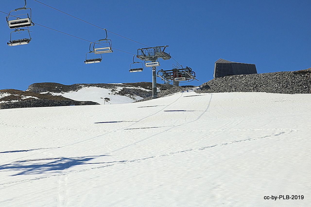El Soum Couy con esquís un 1 de junio  