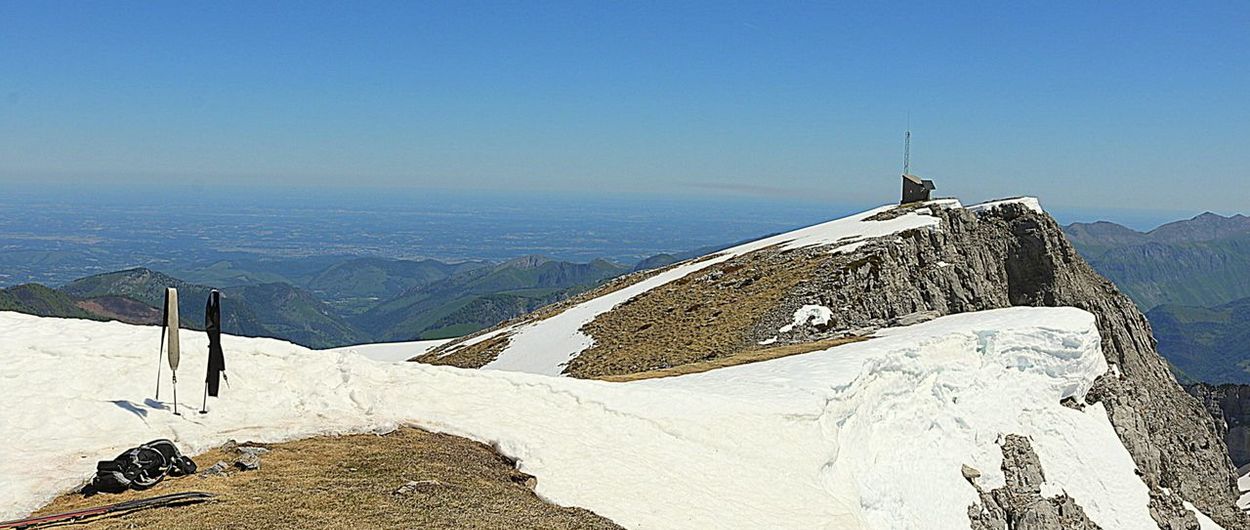 El Soum Couy con esquís un 1 de junio 