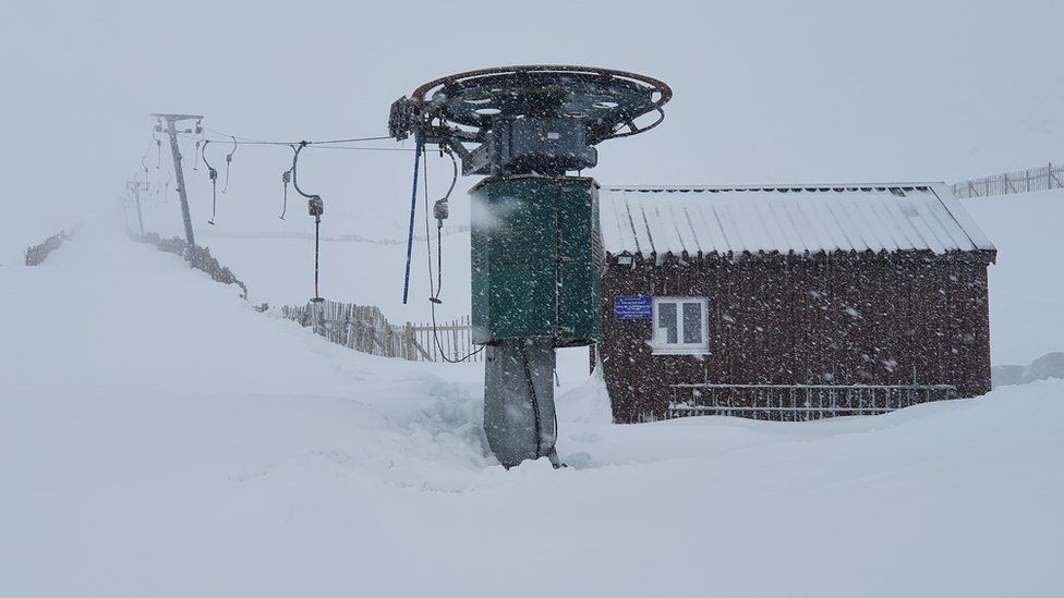 Las estaciones de esquí de Escocia viven la mejor nieve en años... pero están cerradas