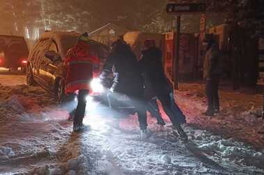 La nieve atrapa a más de 1.000 'fiesteros' en la estación de esquí de La Pinilla