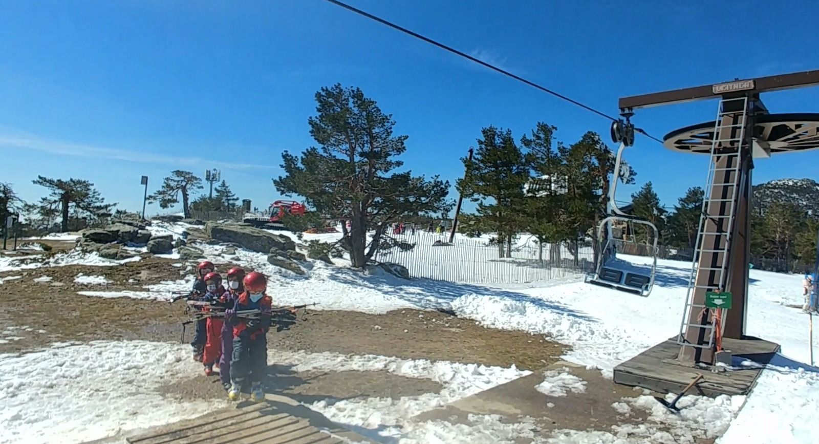 Niños esperando bajar en el telesilla del Telégrafo_2 Navacerrada 23marzo2021