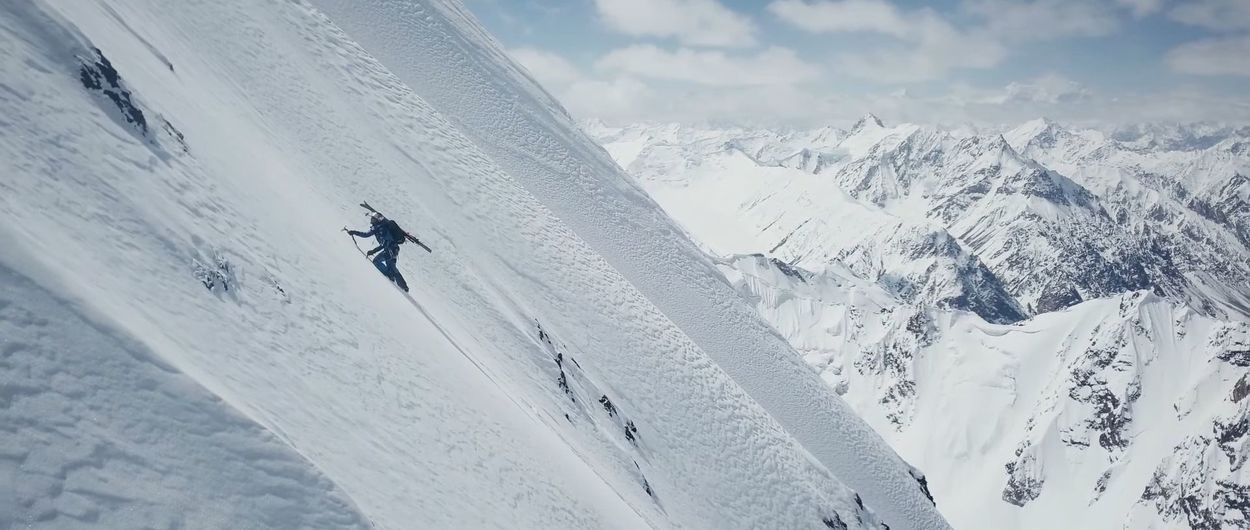 Andrzej Bargiel hace la primera esquiada del Yawash Sar II y nos deja imágenes increíbles