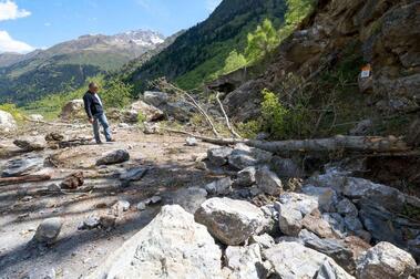 Un derrumbe de piedras y rocas bloquea el paso entre Artouste y España