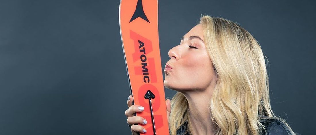 Mikaela Shiffrin continuará ganando dos años más con esquís y botas Atomic