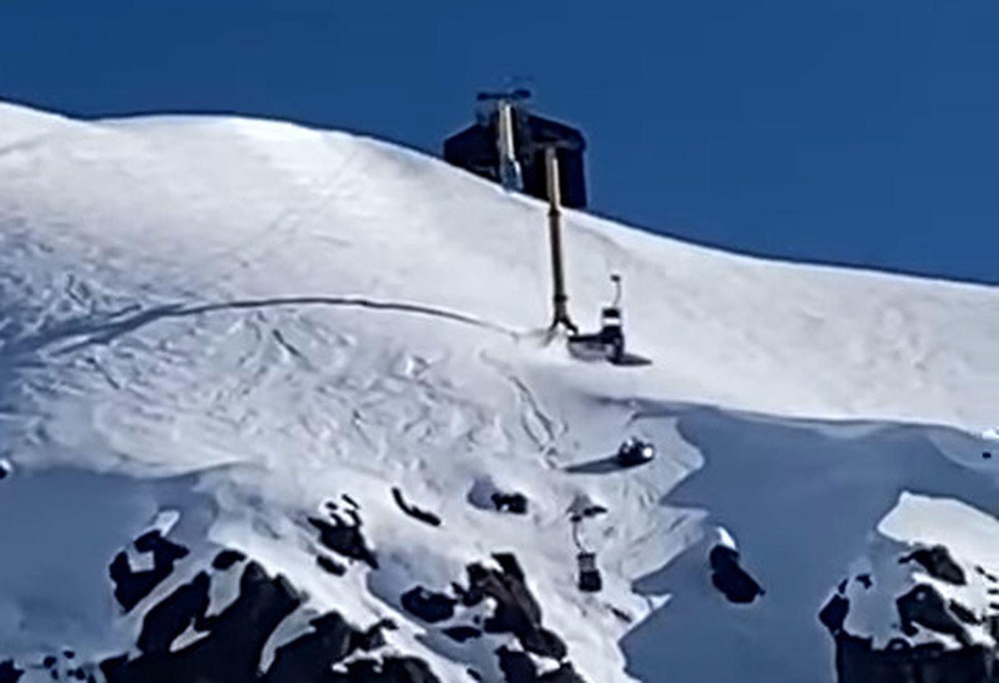 Cabina ha caido al suelo en Cerro Bayo estacion de esquí