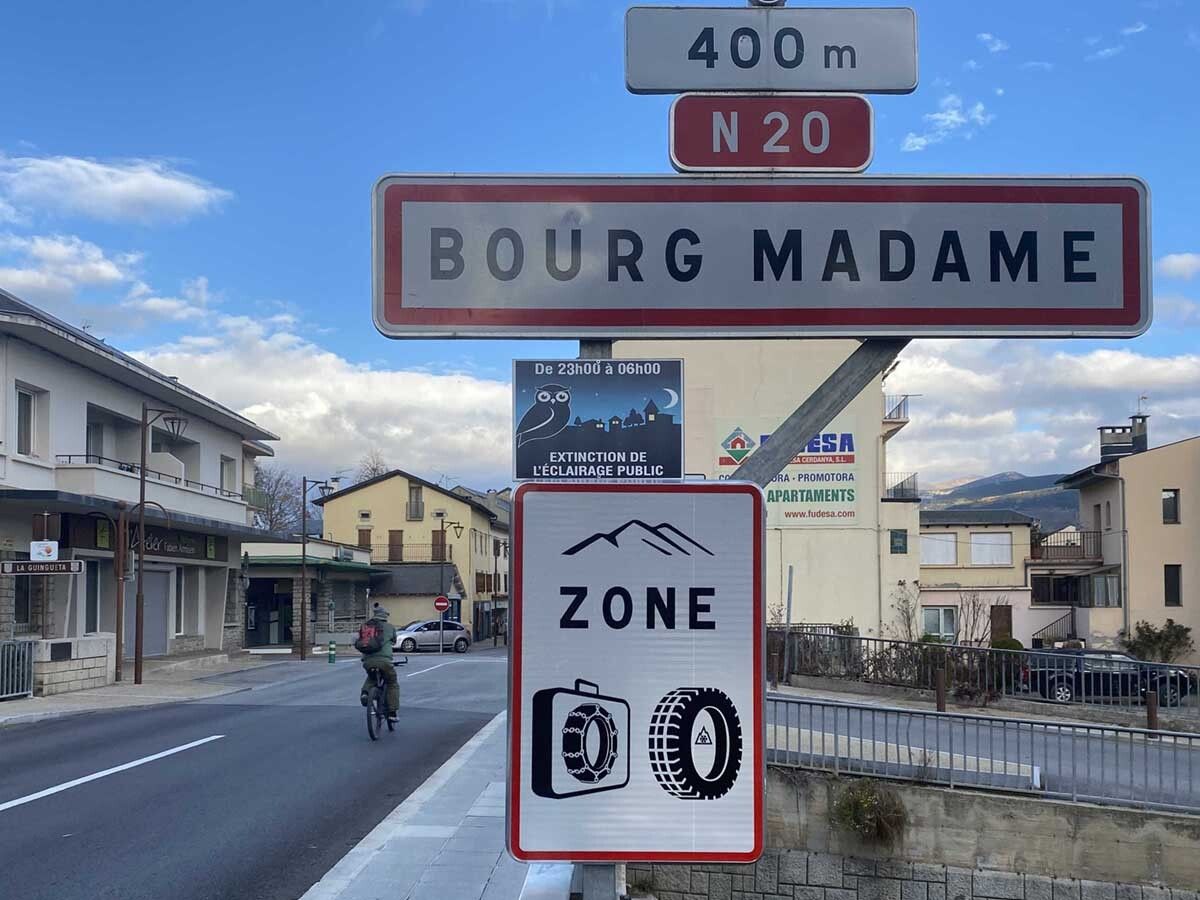 Señalización de recordatorio de ruedas de contacto o cadenas en la frontera de Bourg-Madame (Foto: IST).