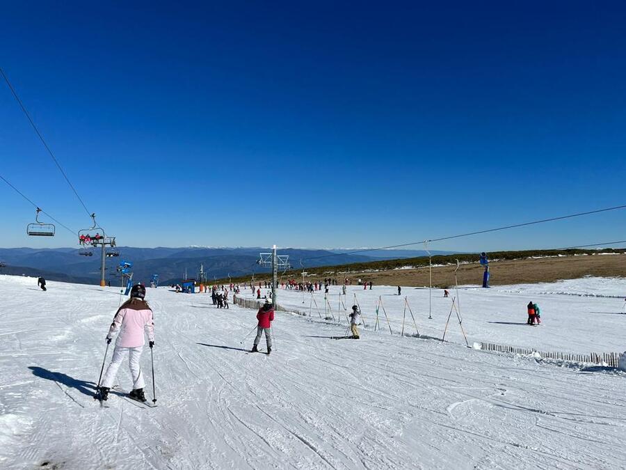 Esquiadores en Manzaneda